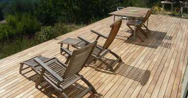 Akácfa teraszburkolat - miért az akác a legjobb választás? 