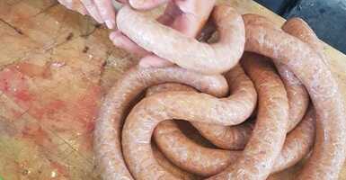 Vidéki disznóvágás, hurkatöltés Vidéki disznóvágás