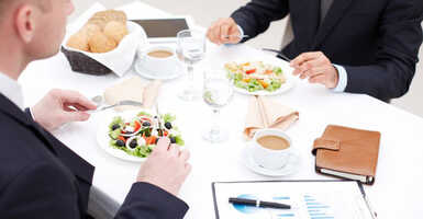 Érdemes elolvasnod, ha céges rendezvényre mész!  Egy kis etikett a céges rendezvényre