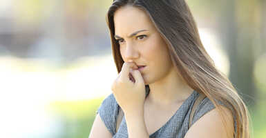 Bizonytalan nő fogászati problémával